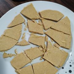 A picture of Caramac chocolate.