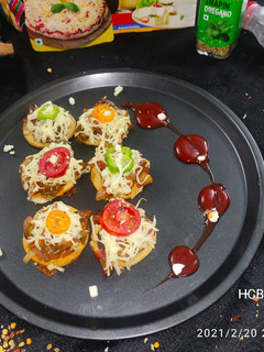 મીની ચીઝ પીઝા, (Mini Cheese pizza Recipe in Gujarati) રેસીપી મુખ્ય ફોટો