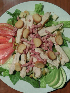 Una foto de Ensalada vegetal con pollo y queso