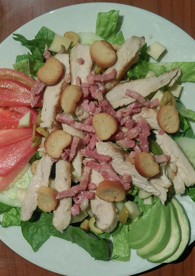 Una foto de Ensalada vegetal con pollo y queso
