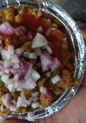 A picture of Aloo tikki chat.