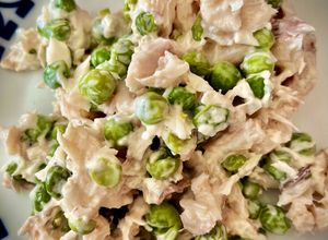 Foto principal de Ensaladilla tibia de merluza de pincho con guisantes naturales
