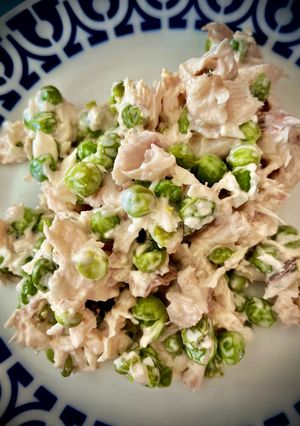 Foto principal de Ensaladilla tibia de merluza de pincho con guisantes naturales