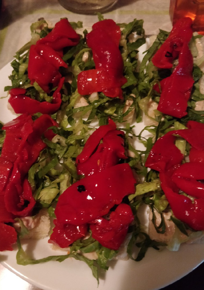 Una foto de Canapés de atún y mayonesa con pimiento del piquillo