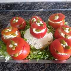 Una foto de Tomates rellenos con arroz primavera y atún