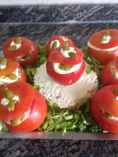 Una foto de Tomates rellenos con arroz primavera y atún