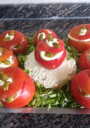 Una foto de Tomates rellenos con arroz primavera y atún