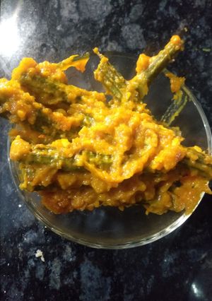 સરગવા નું લોટ વાળું શાક (Saragva Besan Lot Shak Recipe In Gujarati) રેસીપી મુખ્ય ફોટો