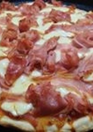 Una foto de Pizzas caseras (fugazzeta y de jamón crudo)