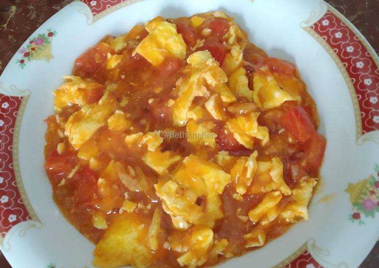 makanan Tumis telur dan tomat yang Lezat Sekali