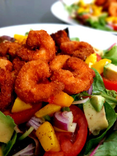 Una foto de Ensalada con camarones empanizados