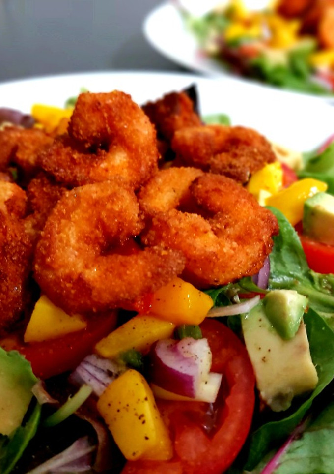 Una foto de Ensalada con camarones empanizados