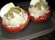 Una foto de tomates rellenos con atun y choclo