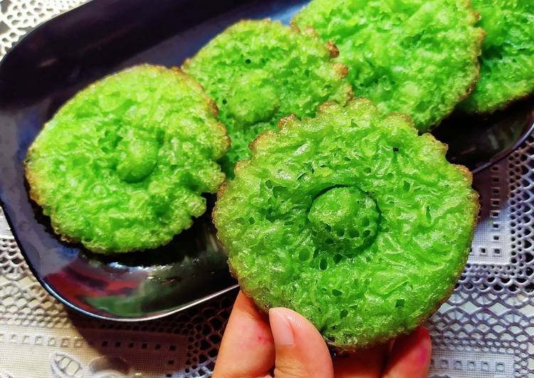 Kue cucur pandan