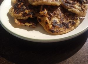 Una foto de Holaa!! Hoy me levanté e hice estos pancakes de manz.,no se ven apetitosos pero son riquísimos