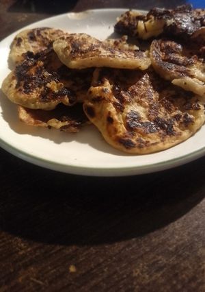 Una foto de Holaa!! Hoy me levanté e hice estos pancakes de manz.,no se ven apetitosos pero son riquísimos