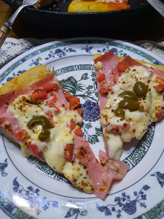 Una foto de Pizza con tomate picado, jamón, queso y olivas