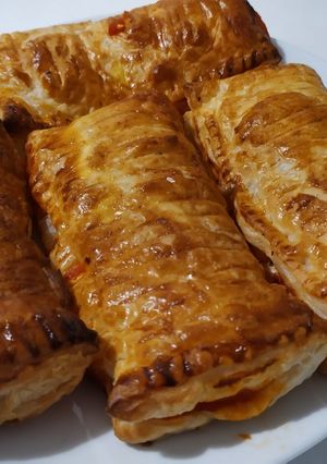 Una foto de Bollos de hojaldre de tomate y queso