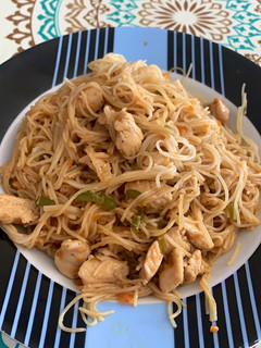 Una foto de Fideos de arroz 🍛 con pollo y verdura 🤤