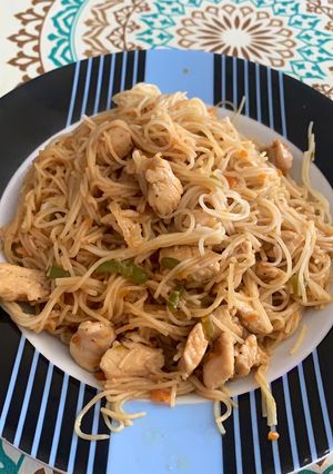Una foto de Fideos de arroz 🍛 con pollo y verdura 🤤