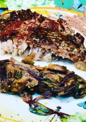 Una foto de Robalo a la Crema Kalamata y Romero, acompañado de Champiñones y Cebolla Roja. De Entrada: Coles Br