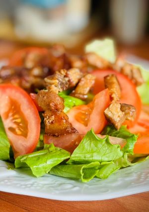 Hình của món Salad Rau Diếp Cà Chua & Thịt Ba Rọi Rang Cháy Cạnh.