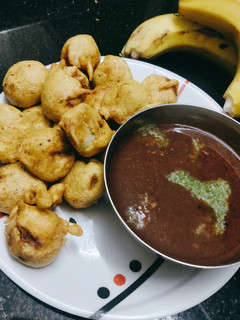 કેળા ના ભજીયા(Kela bhajiya recipe in Gujarati) રેસીપી મુખ્ય ફોટો