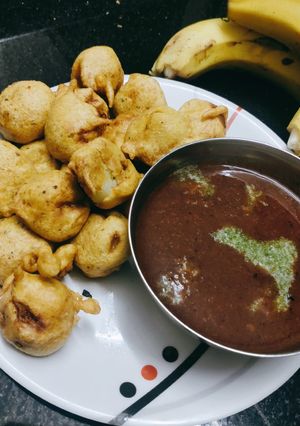 કેળા ના ભજીયા(Kela bhajiya recipe in Gujarati) રેસીપી મુખ્ય ફોટો