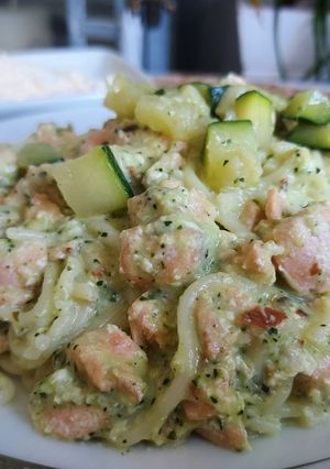 Une photo de Pâtes au saumon et pesto de courgettes
