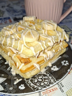 Una foto de Waffles con banana y choco blanco