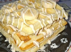 Una foto de Waffles con banana y choco blanco