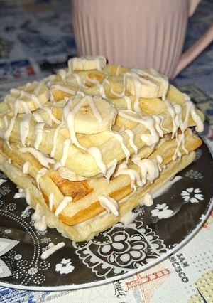 Una foto de Waffles con banana y choco blanco