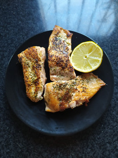Una foto de Lomos de salmón a la plancha