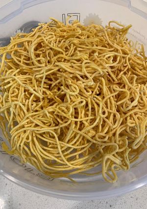 તીખી સેવ (Tikhi Sev Recipe In Gujarati) રેસીપી મુખ્ય ફોટો