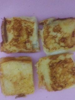 சீஸ் பிரெட் டோஸ்ட் (Cheese bread toast recipe in Tamil) செய்முறை முக்கிய புகைப்படம்