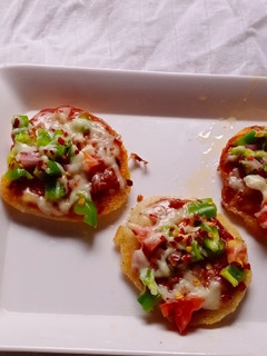 सूजी मिनी पिज़्ज़ा (Suji mini pizza recipe in Hindi) रेसिपी मुख्य फोटो