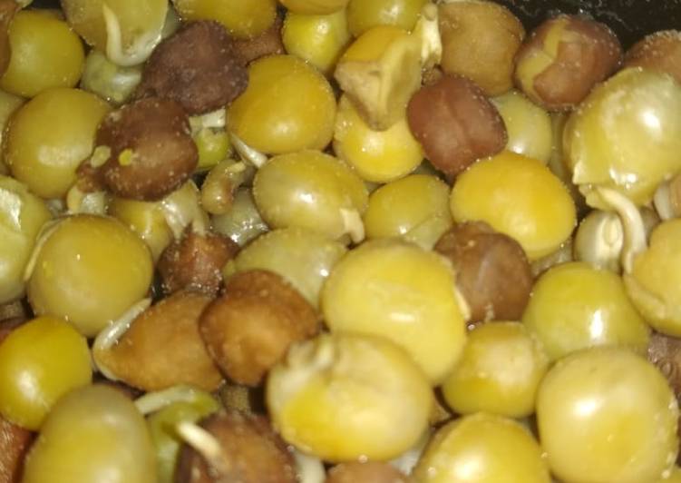 Sprouted yellow peas and chana