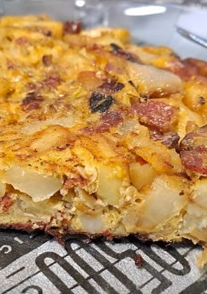 Una foto de Tortilla de papas y cantimpalo