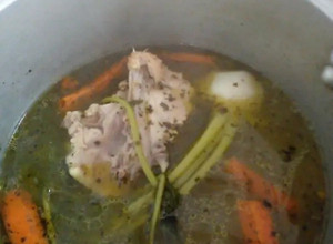 Una foto de Caldo de verduras y pollo, con sopa de fideos de arroz 😋😋😋😋😋