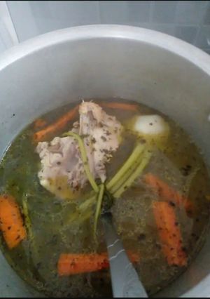 Una foto de Caldo de verduras y pollo, con sopa de fideos de arroz 😋😋😋😋😋