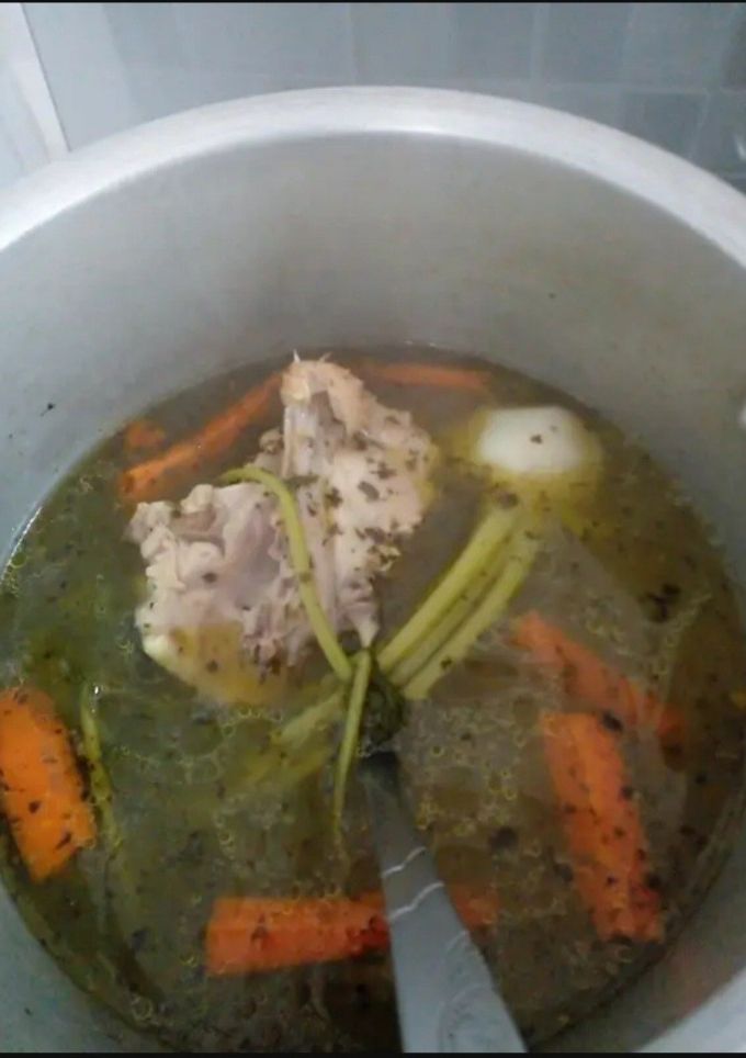 Una foto de Caldo de verduras y pollo, con sopa de fideos de arroz 😋😋😋😋😋