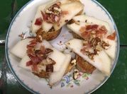 Una foto de montadito de jamón serrano