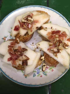 Una foto de Montaditos de pera, jamón serrano y nuez