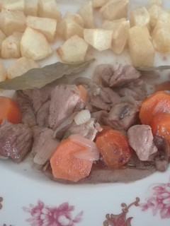 Una foto de Carne a la jardinera