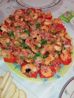 Una foto de Langostinos salteados con ciruelas y pimiento dulce
