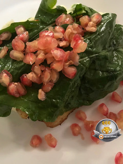 Una foto de Filete de pescado con rúgula y granada