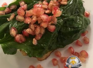 Una foto de Filete de pescado con rúgula y granada