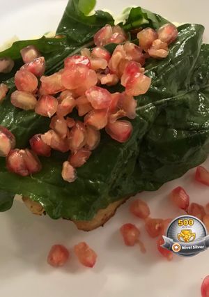 Una foto de Filete de pescado con rúgula y granada