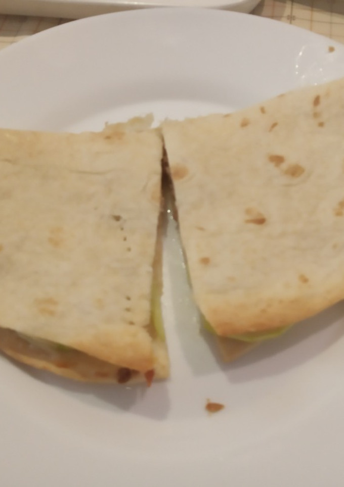 Una foto de Piadina de calabacín con atún y queso