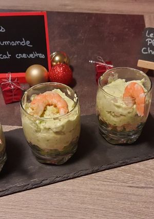 Une photo de Verrines d'avocat et crevette de Noël